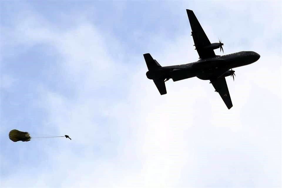 Los efectivos realizaron saltos desde mil 500 pies de altura de aviones C-295.