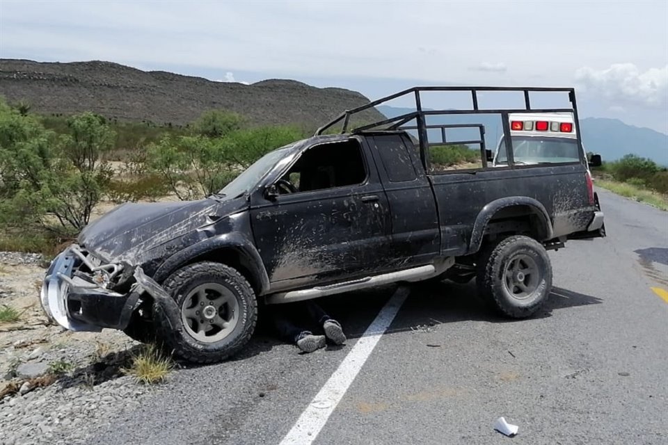 El conducir aparentemente sin el cinturón de seguridad puesto, llevó a la muerte a un joven al salir proyectado de la camioneta que volcó, en Mina.