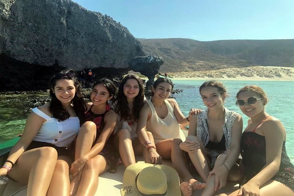 Jimena García, Ana Karen Aldape, Cecilia Flores, Valeria Bernal, Abril de León y  Marlen Perales en Playa Balandra.