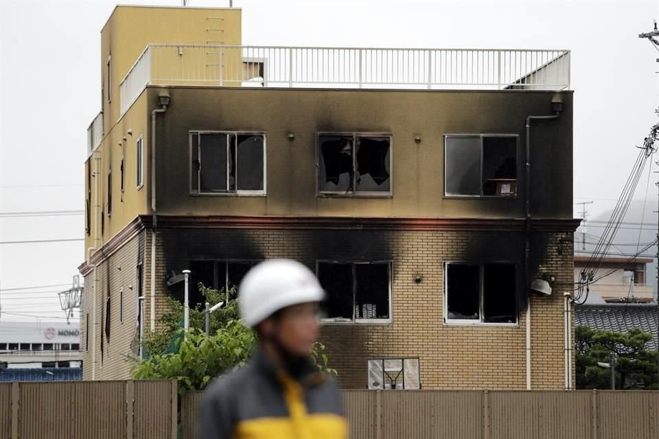 Un centenar de investigadores comenzaron trabajos en estudios por incendio de animadora de Kioto, Japón, donde incendio causó 33 muertos.