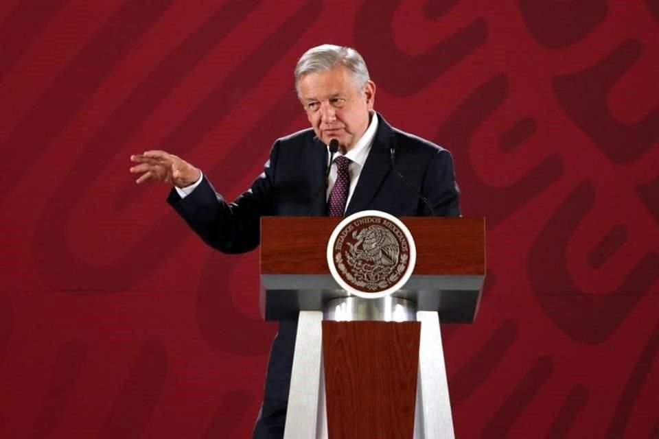 En su conferencia matutina, López Obrador cuestionó la exigencia de Gobiernos anteriores con sus ingresos e impuestos, tema en el que aseguró está al corriente.