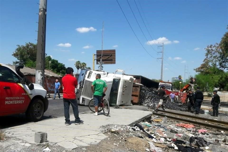 El accidente se reportó alrededor de las 15:30 horas en el complejo vial ubicado en Ruiz Cortines y Bernardo Reyes, a la altura de la Colonia Bella Vista, donde no se reportaron heridos.