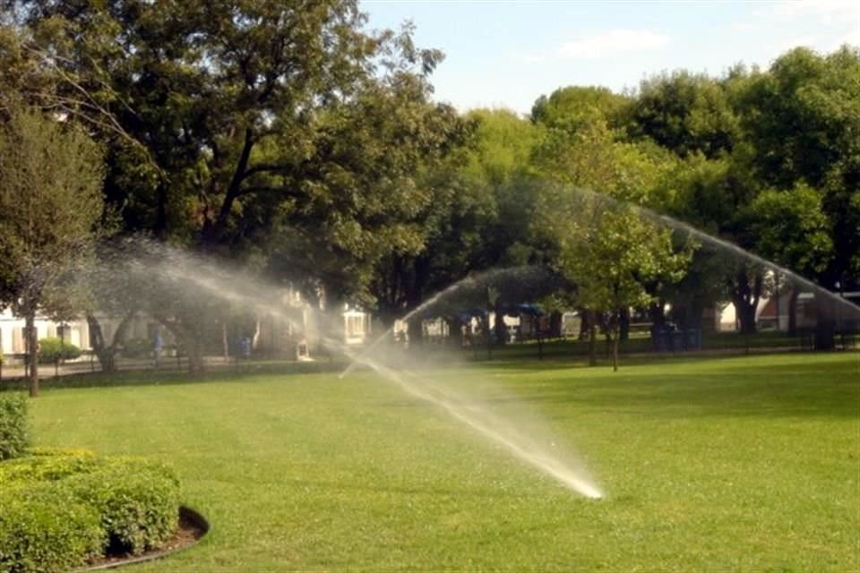 El agua residual tratada se puede utilizar para el riego de jardines.