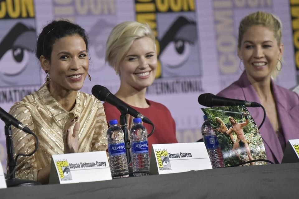 En el panel de 'Fear The Walking Dead', las actrices Danay Garcia, Maggie Grace y Jenna Elfman contaron a los fans qué pueden esperar de la siguiente temporada.