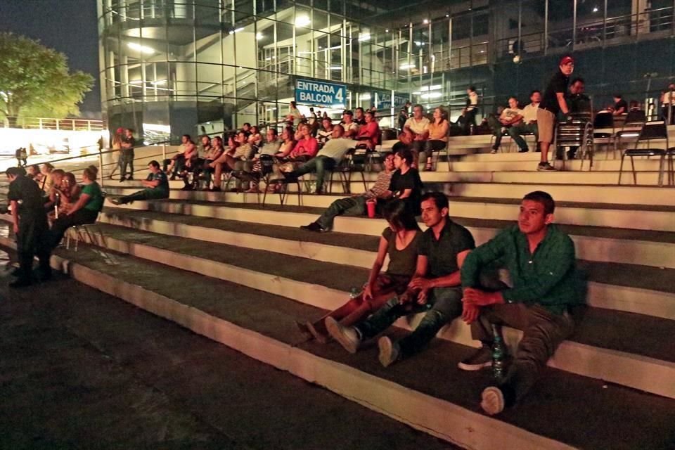 Los asistentes al show de comediantes improvisaron asientos en las escaleras de la Arena Monterrey.