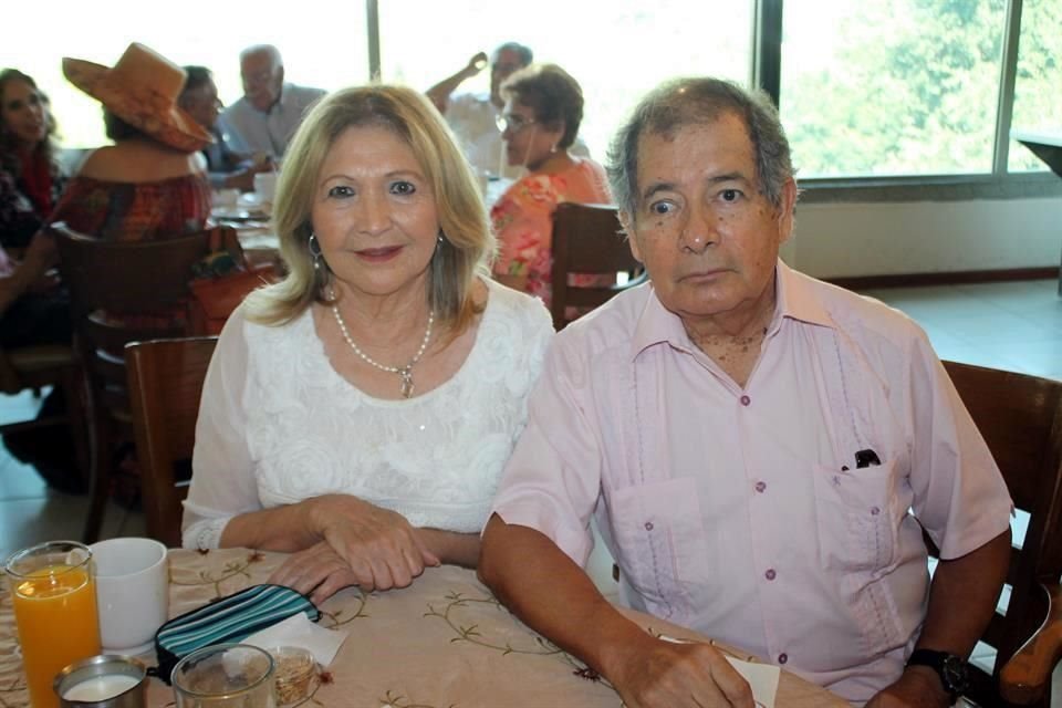 Alicia Olivares de Romero y Elías Romero
