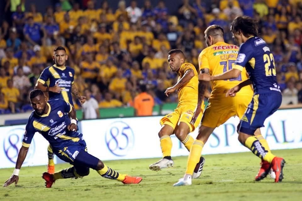 Rafael Carioca marcó con un derechazo cruzado.