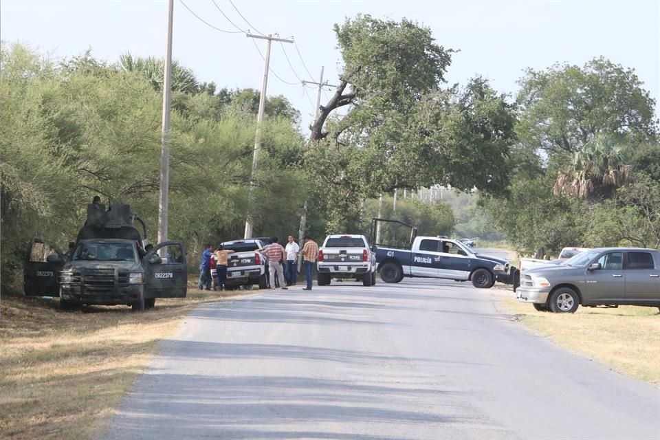 Policías militares, municipales y ministeriales custodian la Carretera a Chihuahuita, donde se realizó el hallazgo de los cuatro cuerpos asesinados, en Cadereyta.