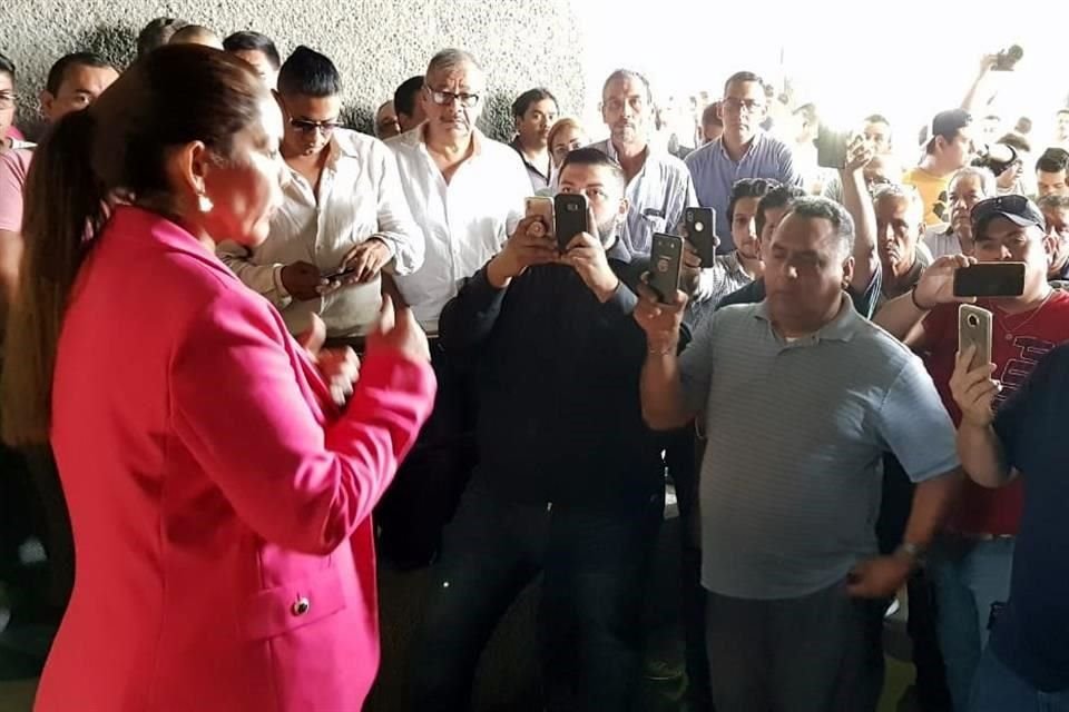 Karina Barrón, de MC (foto), y Jesús Nava, del PAN, coincidieron en que el convenio no debe firmarse y que lo mejor es esperar a incluir esa regulación en la nueva Ley de Movilidad.