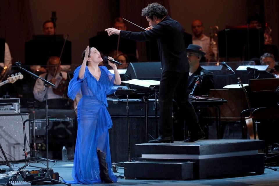 La mexicana se presentó por primera vez en el Hollywood Bowl de Los Ángeles junto a la Orquesta Filarmónica de esa ciudad, dirigida por Gustavo Dudamel.