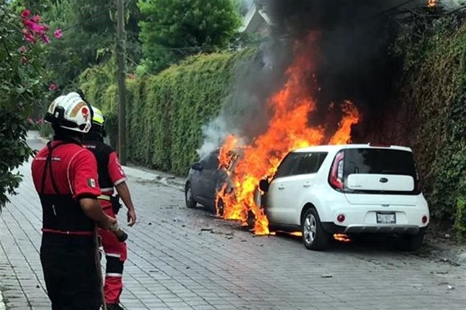 Los autos fueron consumidos por las llamas.