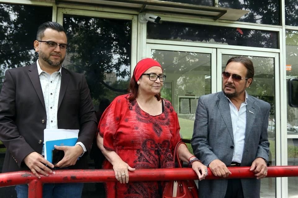 Juan Manuel Ramos (izq.), Liliana Flores Benavides y Gilberto Marcos acudieron a pedir avances sobre la denuncia contra Doña Teresa.