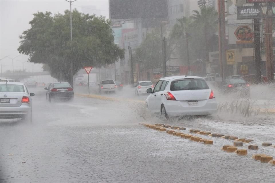 Tras la caída de fuertes lluvias en la zona metropolitana, municipios como Guadalupe, Apodaca y Monterrey registraron encharcamientos en las avenidas principales.