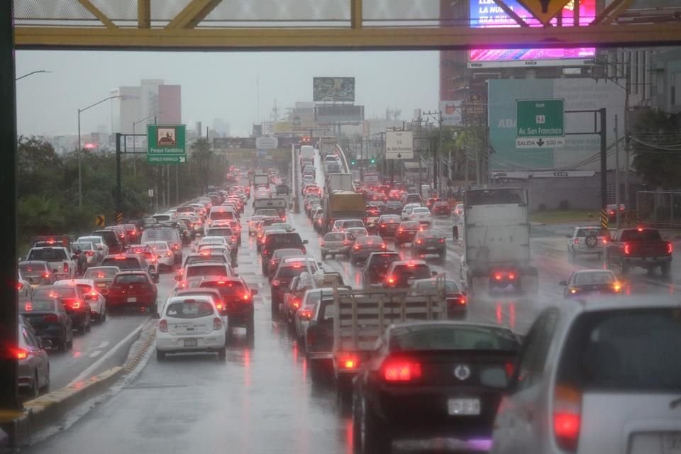 En avenidas como Morones Prieto se registró un congestionamiento vial por ser la hora pico y por la acumulación de agua que se forma por la lluvia.