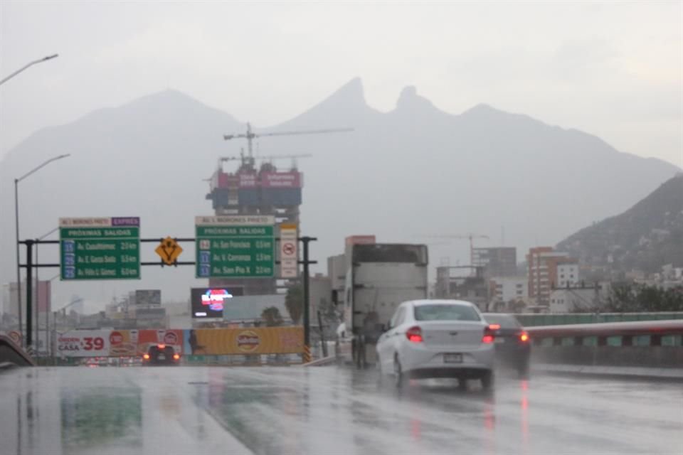 El pronóstico de lluvia para las próximas horas, es de moderadas a fuertes en Nuevo León, por lo que Protección Civil alertó a tomar precauciones.
