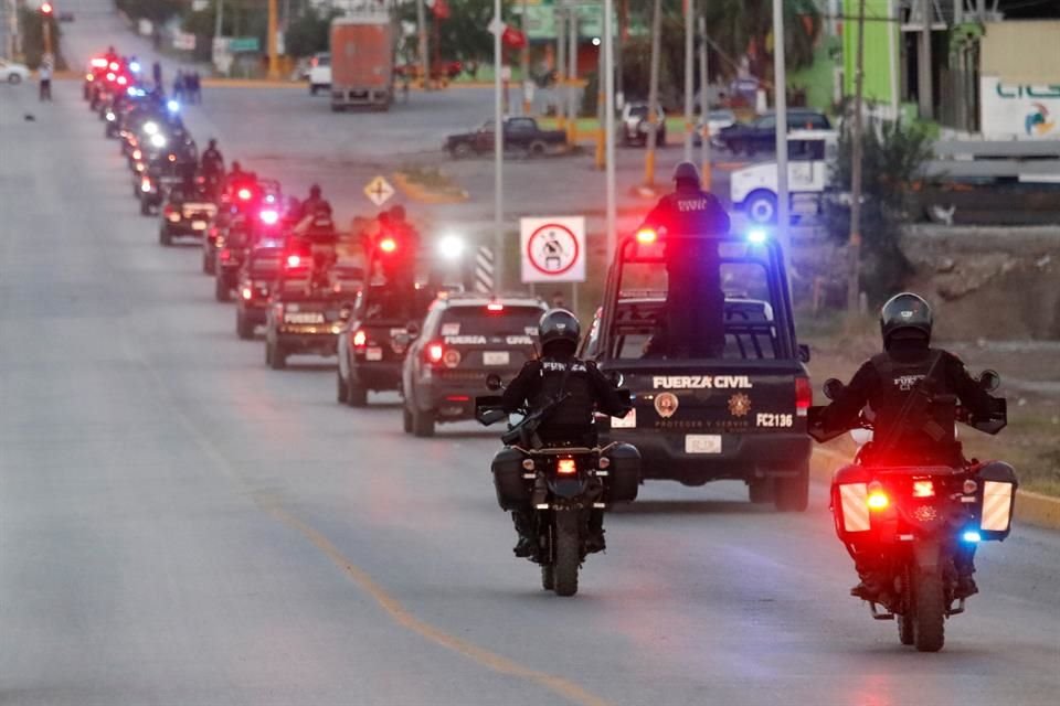Ayer en Cadereyta, alrededor de las 20:30 horas, contingentes de Fuerza Civil salieron del cuartel de la Policía Municipal para dirigirse a las zonas de vigilancia donde iniciarán sus operativos. 