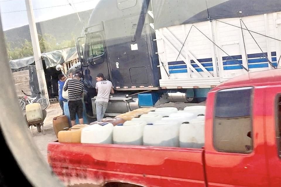 La venta ilegal de gasolina abunda en la Carretera 57 a su paso por San Luis Potosí, donde surten a los camiones a plena luz del día y las pickups circulan con bidones llenos de combustible.