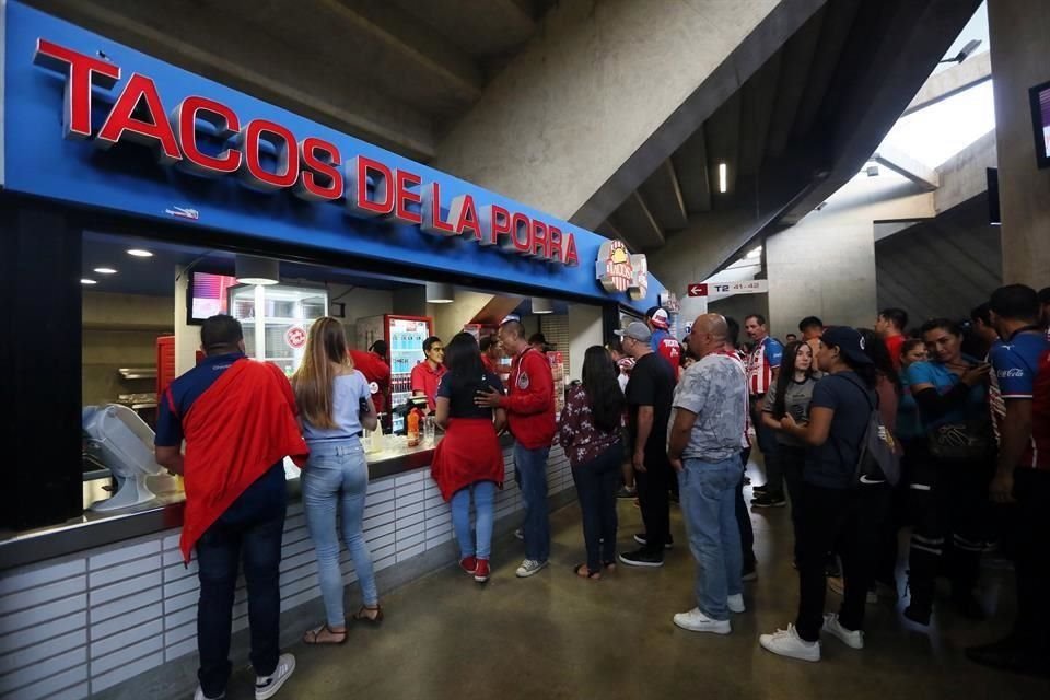 La oferta de comida y los rituales previos a los partidos de las Chivas cambiaron.