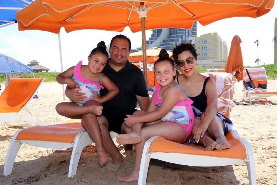 Edgar Ivan Vara y Marcela Reynosa de Vara con Sofia Vara y Valeria Aidee Vara