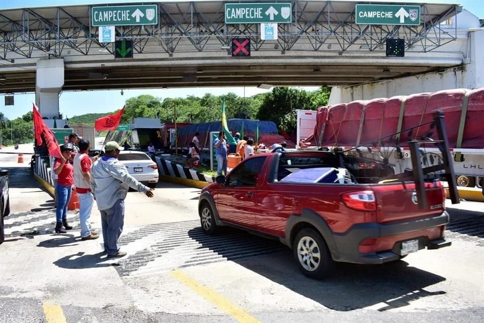 También hubo movilización en la carretera Campeche-Mérida, a la altura del Municipio de Calkiní.
