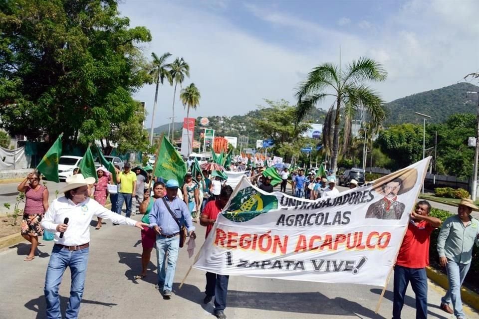 Los campesinos marcharon en Acapulco, rumbo al aeropuerto internacional.