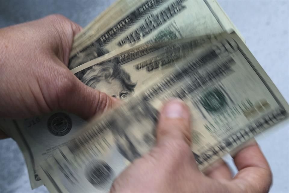 Los mercados globales presentan movimientos negativos, ante el incremento de las probabilidades de una salida sin acuerdo del Reino Unido de la Unión Europea, lo cual ha afectado a la libra esterlina.