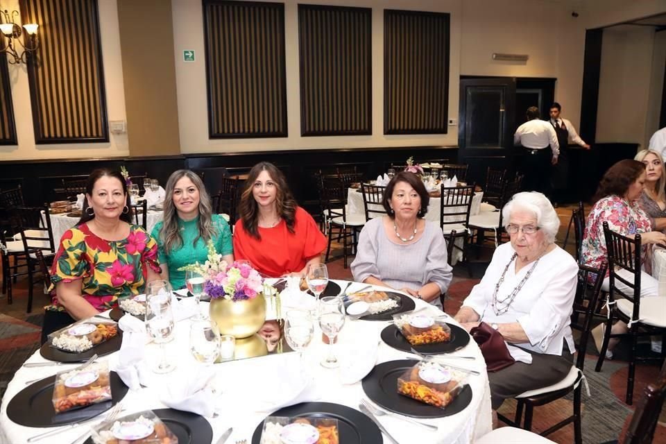 Martha Rodríguez, Vero Reyna, Mary Rodríguez, Diana Rodríguez y Juanita Saldívar