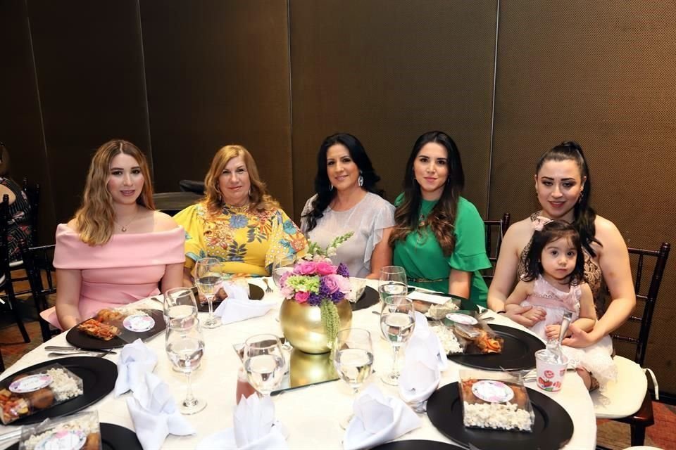 Érika Garza, Martha Treviño de De la Garza, Mónica Almaguer, Selene Martínez y Violeta Almaguer