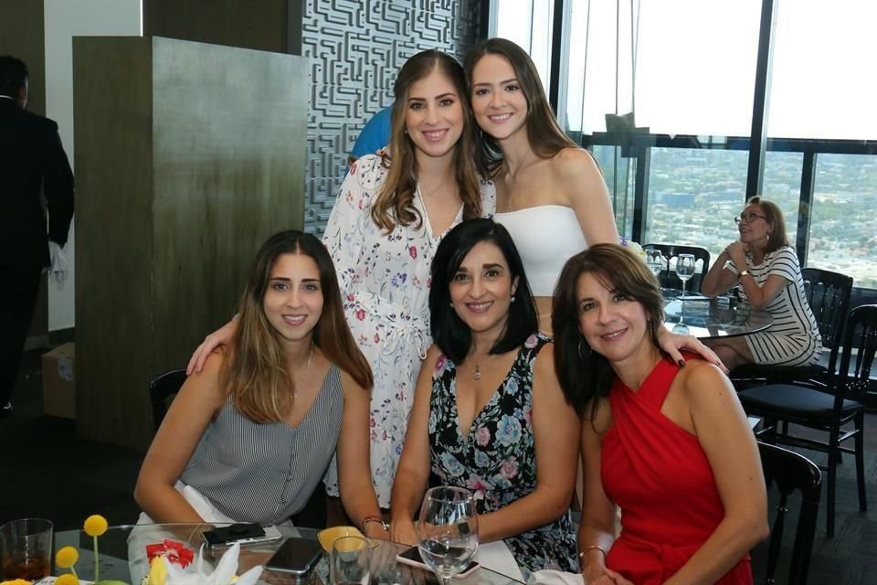 Cecilia Peña, Mayra García, Claudia Peña, Claudia García y Tere Rubio