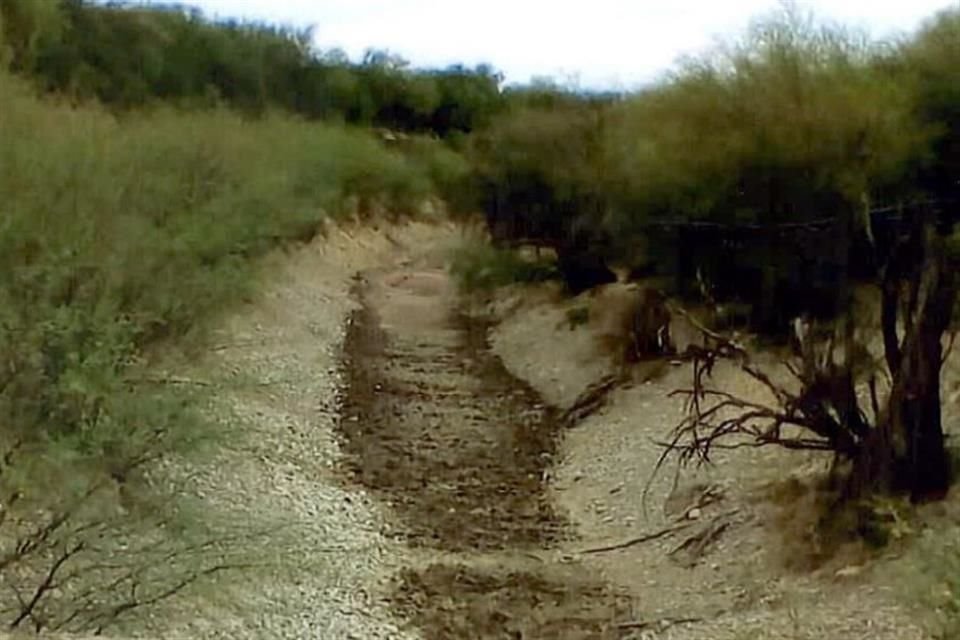 Un canal sin agua también aparece entre las fotografías que los ejidatarios proporcionaron a la autoridad federal.