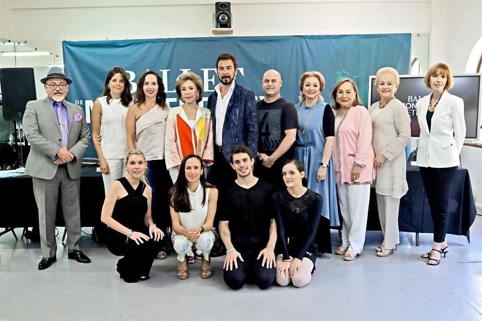 Integrantes del Patronato del Ballet de Monterrey con algunos invitados y bailarines.