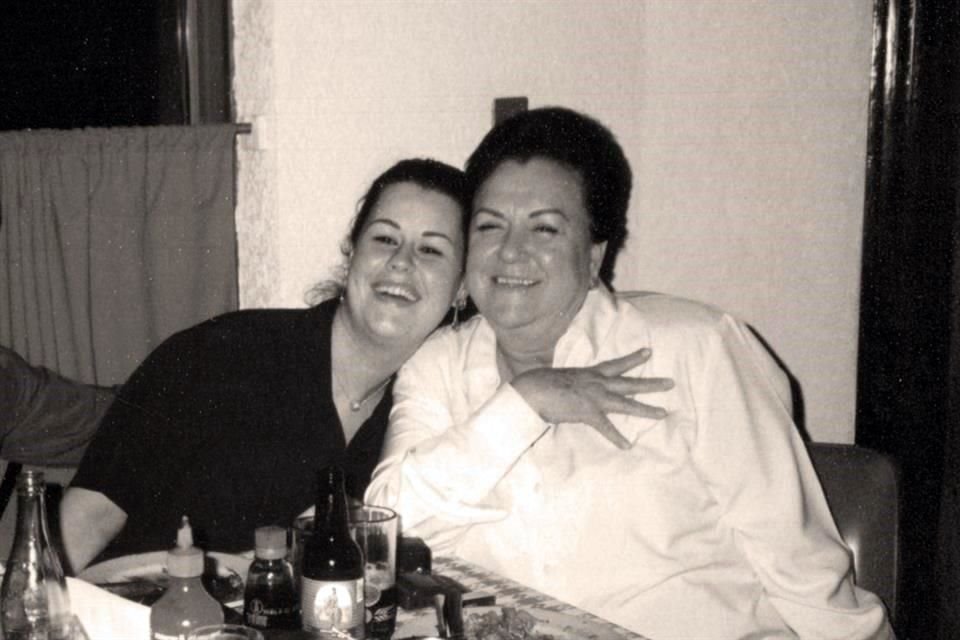 Con su hija María Fernanda García Vidaurri durante una comida en el año 2000.