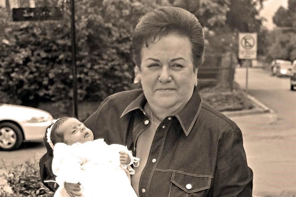 Con su nieta Fabiana Izzo, después de bautizarla, afuera de la Parroquia de Santa Engracia, en octubre del 2002.