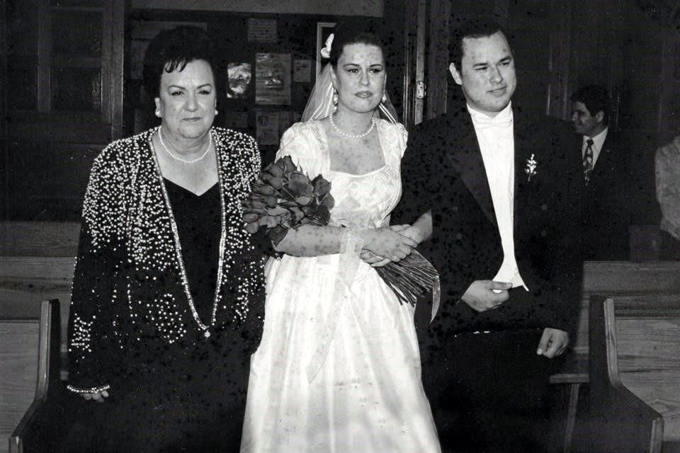 Con sus hijos María Fernanda García y Juan Pablo García, durante la boda de María Fernanda en 1996.