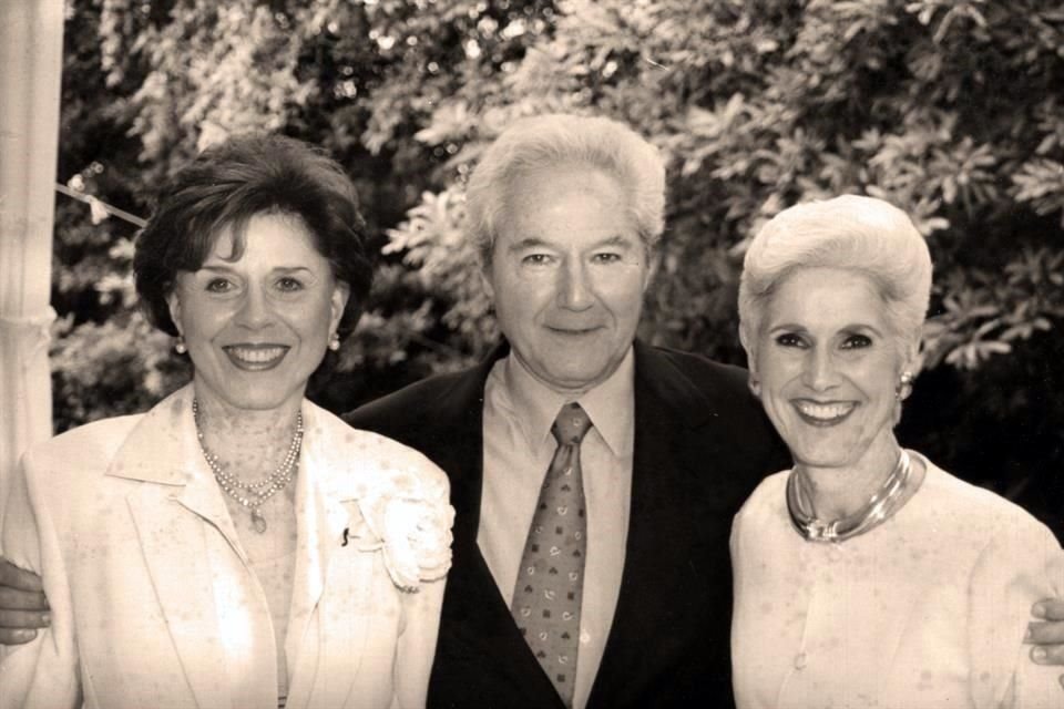 En junio del 2002, junto a sus hermanas Gloria y Alicia.