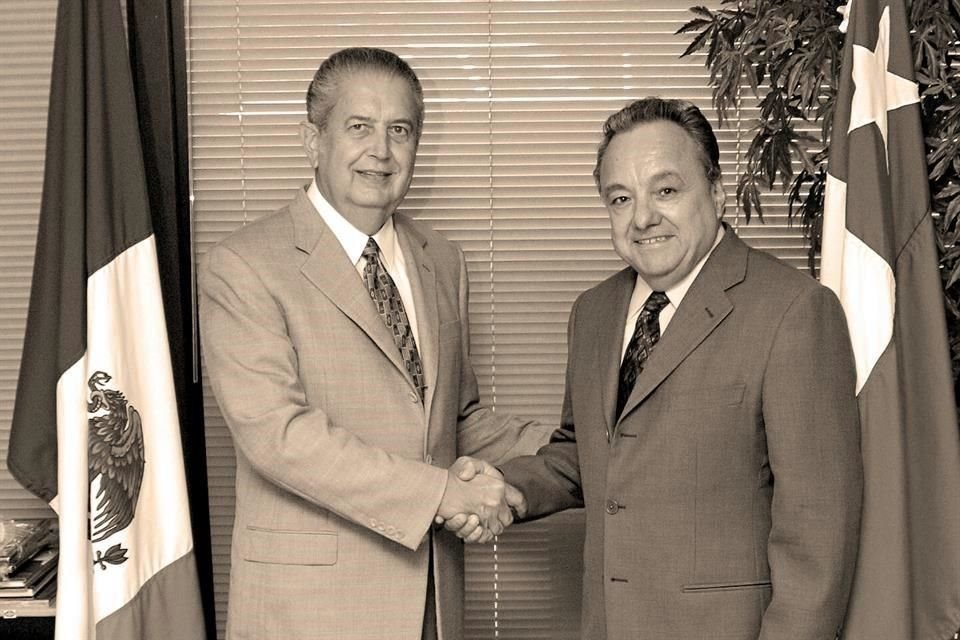 Alberto Elizondo fue Cónsul Honorario de Chile en Monterrey y Eduardo Breinbauer, quien fue presidente de la Asociación de chilenos residentes en Monterrey.