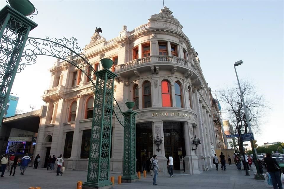 El Banco Mercantil, de lenguaje beaux arts francés, se comenzó a construir en 1900 y se inauguró el 31 de diciembre de 1901.