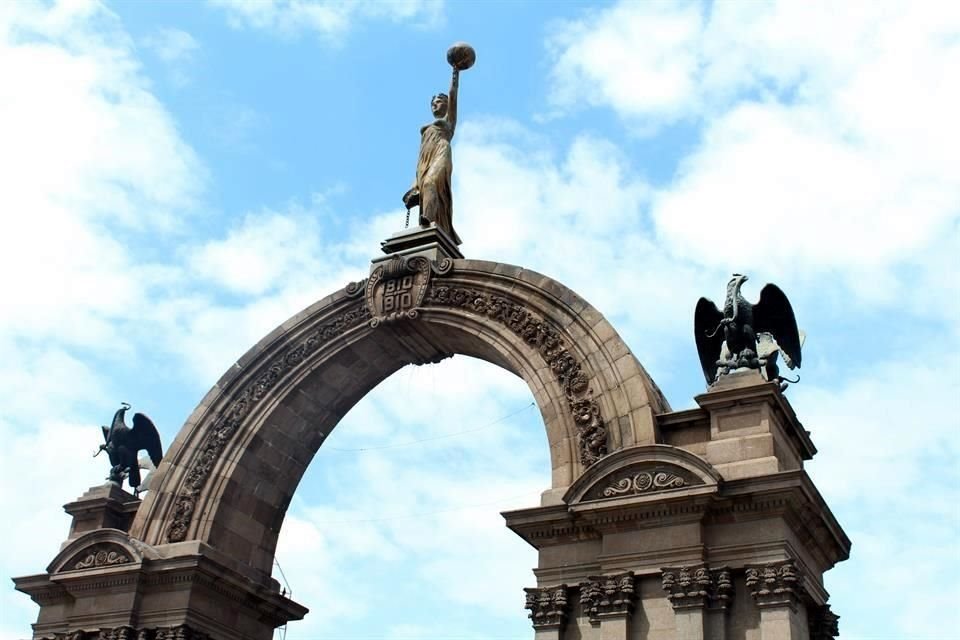 El Arco de la Independencia se construyó para recordar el primer centenario de la Independencia, de 1910 a 1913.