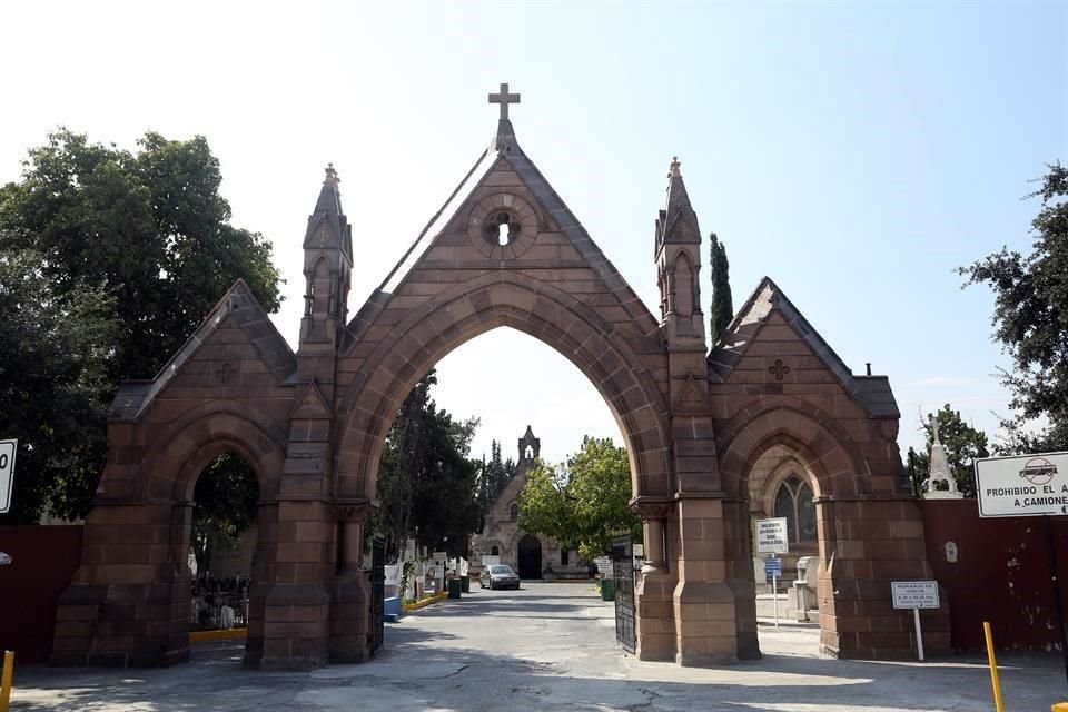 La portada del Panteón de El Carmen es goticista y se construyó en 1901.