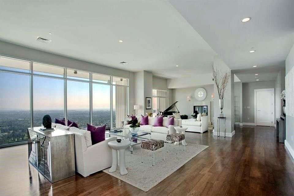 Matthew Perry puso en venta su penthouse en Los Ángeles, por 35 millones de dólares.