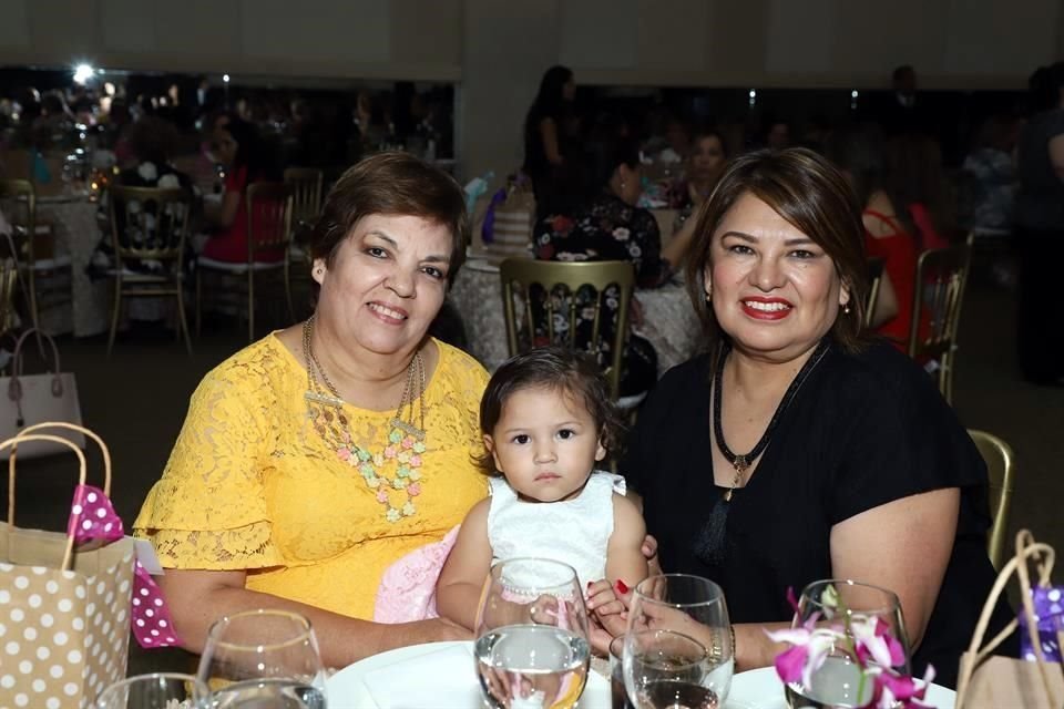 Rosa Amelia Rodríguez, Valeria Villacobos y Angélica Varela