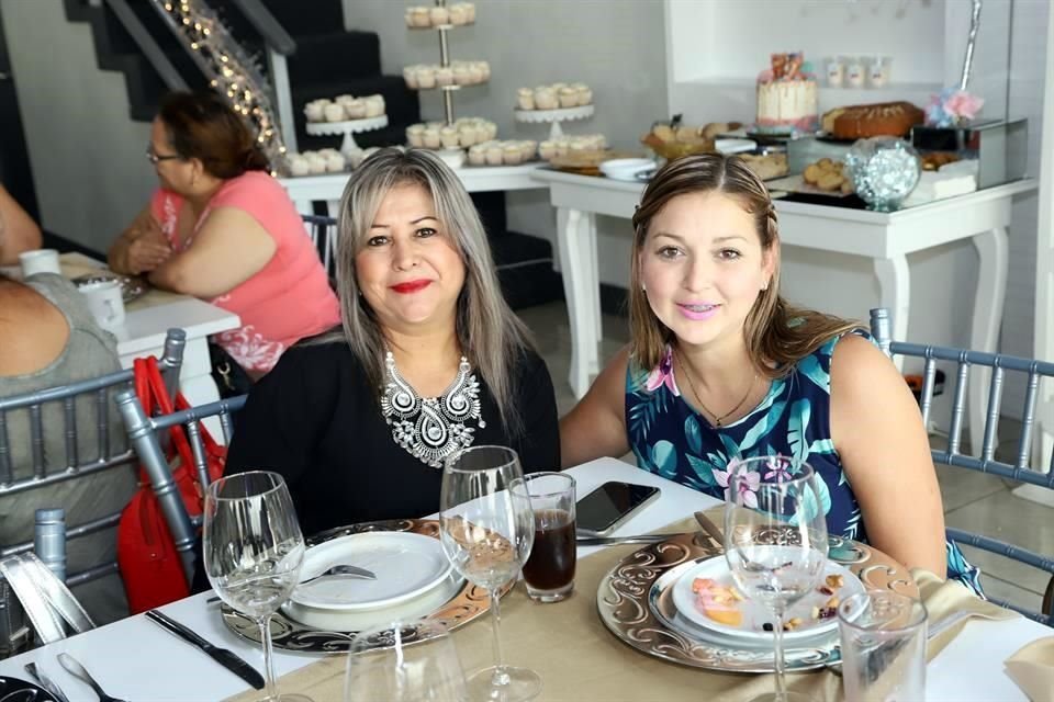 Consuelo Rodríguez y Daniela Gómez