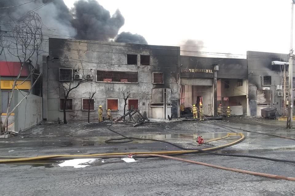 Los Bomberos de Nuevo León impidieron que el incendio se propagara a otras bodegas y a una tienda de conveniencia de la Avenida Bonifacio Salinas.