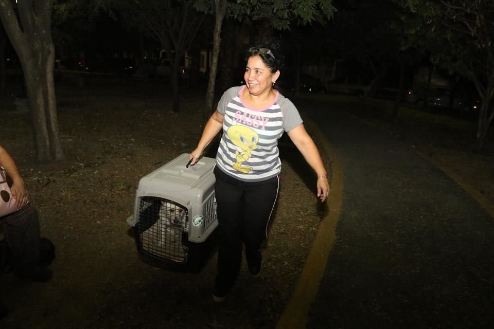 Decenas de vecinos salieron cargando a sus mascotas, aunque algunos se dieron tiempo para acomodarlos en transportadoras.