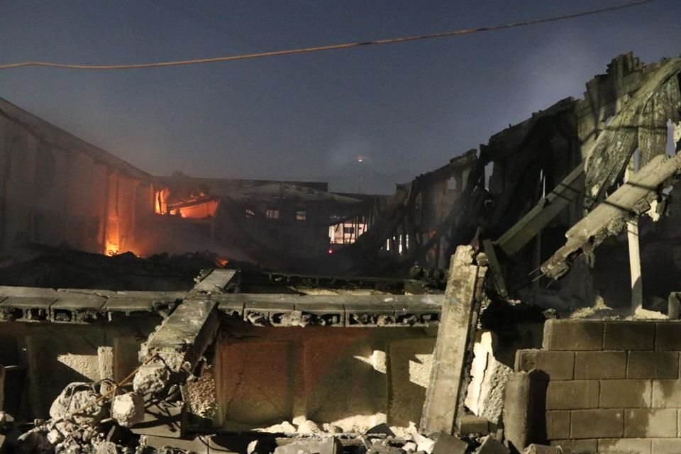 Las estructuras de las bodegas de la empresa Kemcare de México quedaron al descubierto tras el incendio que duró más de seis horas.