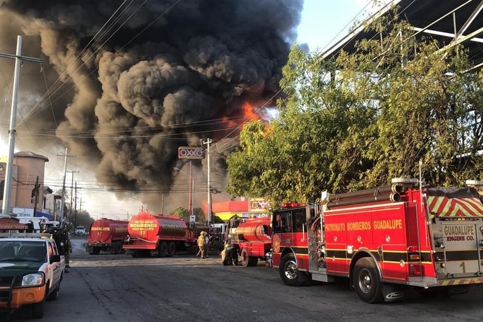 Las calles aledañas a las bodegas que se incendiaron en San Nicolás quedaron devastadas y tuvieron que ser evacuadas.