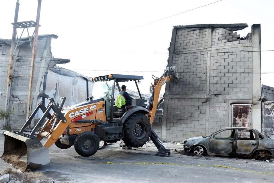 Las autoridades utilizaron maquinaria pesada para iniciar el derrumbe de las paredes de lo que fue la empresa Kemcare de México.