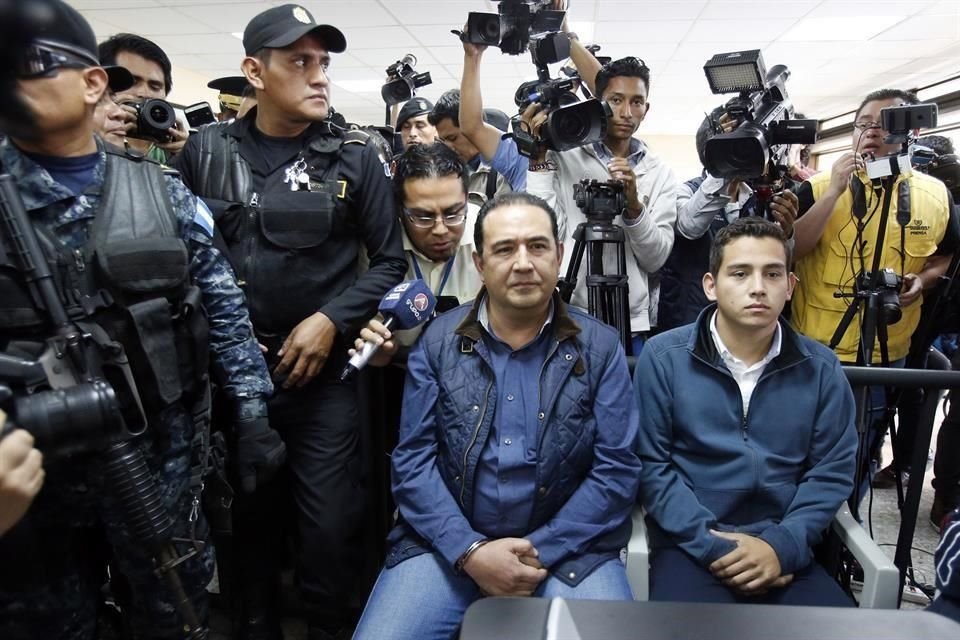 El hermano del Presidente, Samuel Morales (izq), y su hijo Jose Manuel Morales se presentaron ante un juez en 2017.
