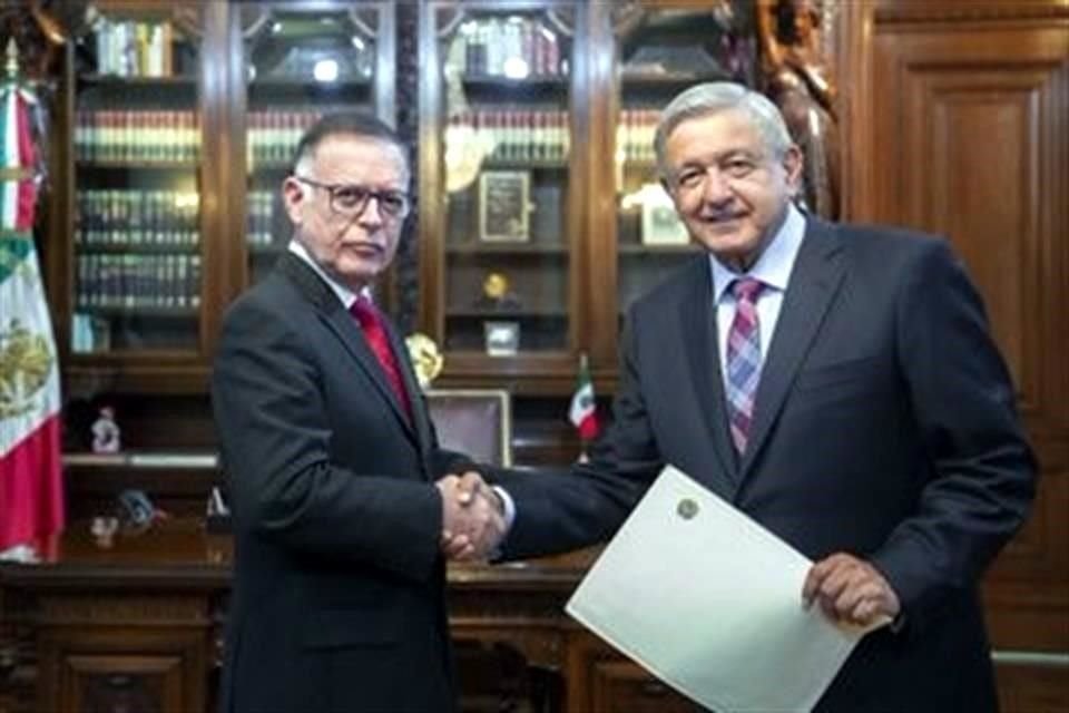 El Presidente López Obrador con el Embajador venezolano.