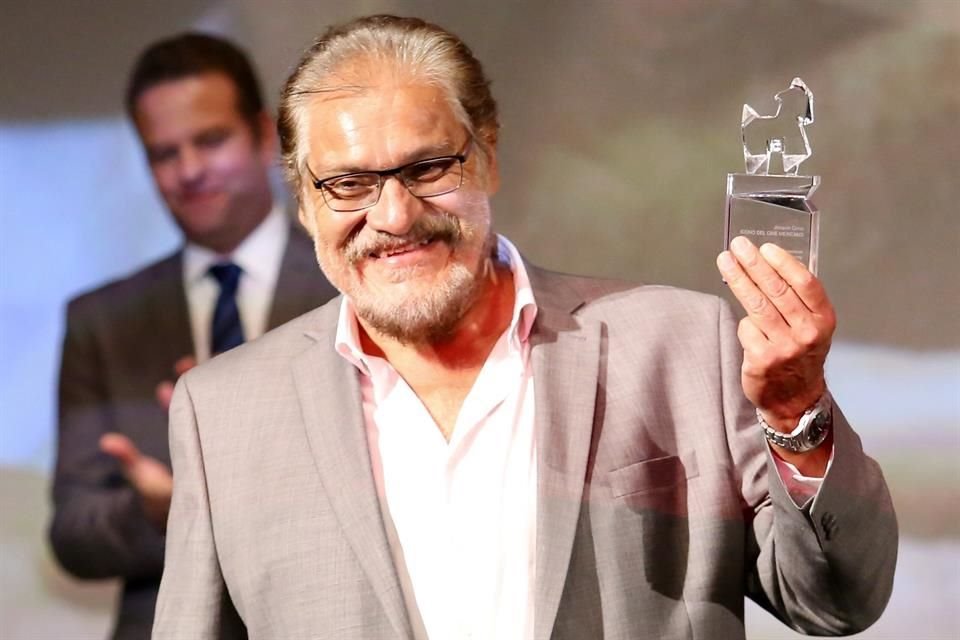 Joaquín Cosío recibió el lunes el Cabrito de Cristal en el Festival Internacional de Cine de Monterrey.